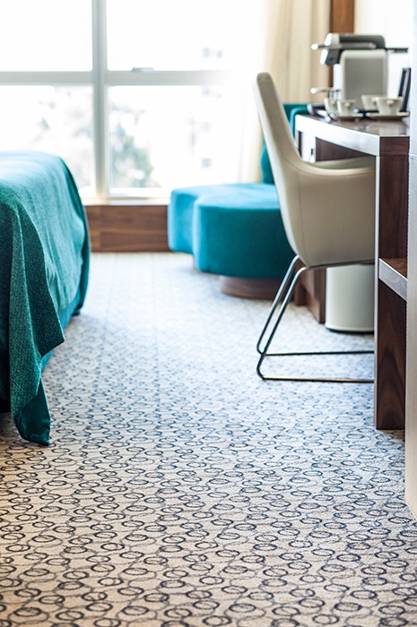 Patterned wall to wall ege carpet at the Epic Sana Lisboa Hotel moquette-en-lé-dans-un-hôtel