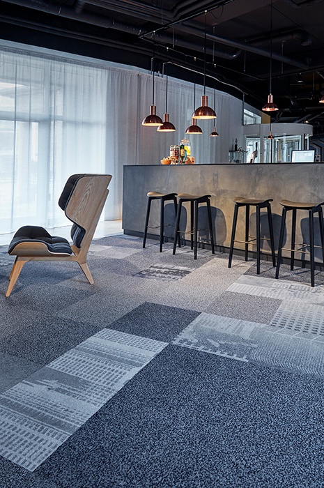 Classy bar, with simple furniture and rugged carpet tiles for flooring Bar-chic-avec-des-dalles-de-moquette-simples-pour-le-sol