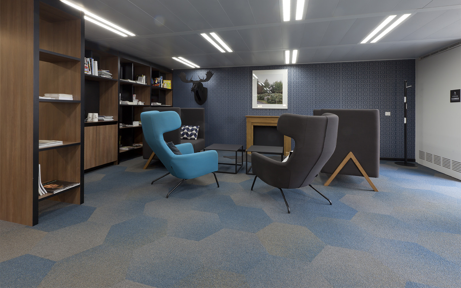 Dalles ege hexagonales en dégradé de bleu et de beige dans un bureau